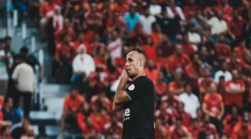 مزاملة شريف.. عرض قطري يهدد استمرار ناصر منسي مع الزمالك خلال الشتاء